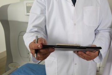 Россия: В какие приметы и суеверия верят врачи?