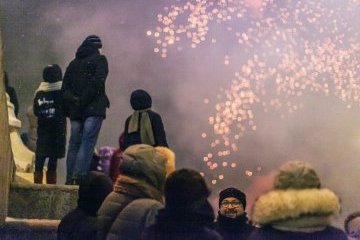Санкт-Петербург: Салютные залпы под мирным небом
